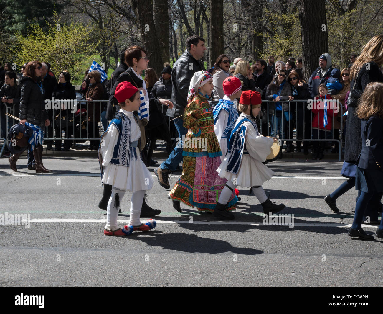 Kinder im griechischen Nationaltracht marschieren in 2016 New York Griechisch Parade Stockfoto