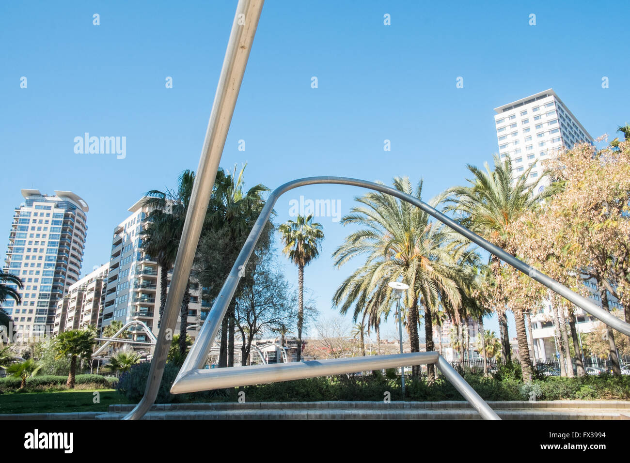 Röhrenförmige Strukturen im Parc, Park Diagonal Mar, Barcelona, Spanien Stockfoto