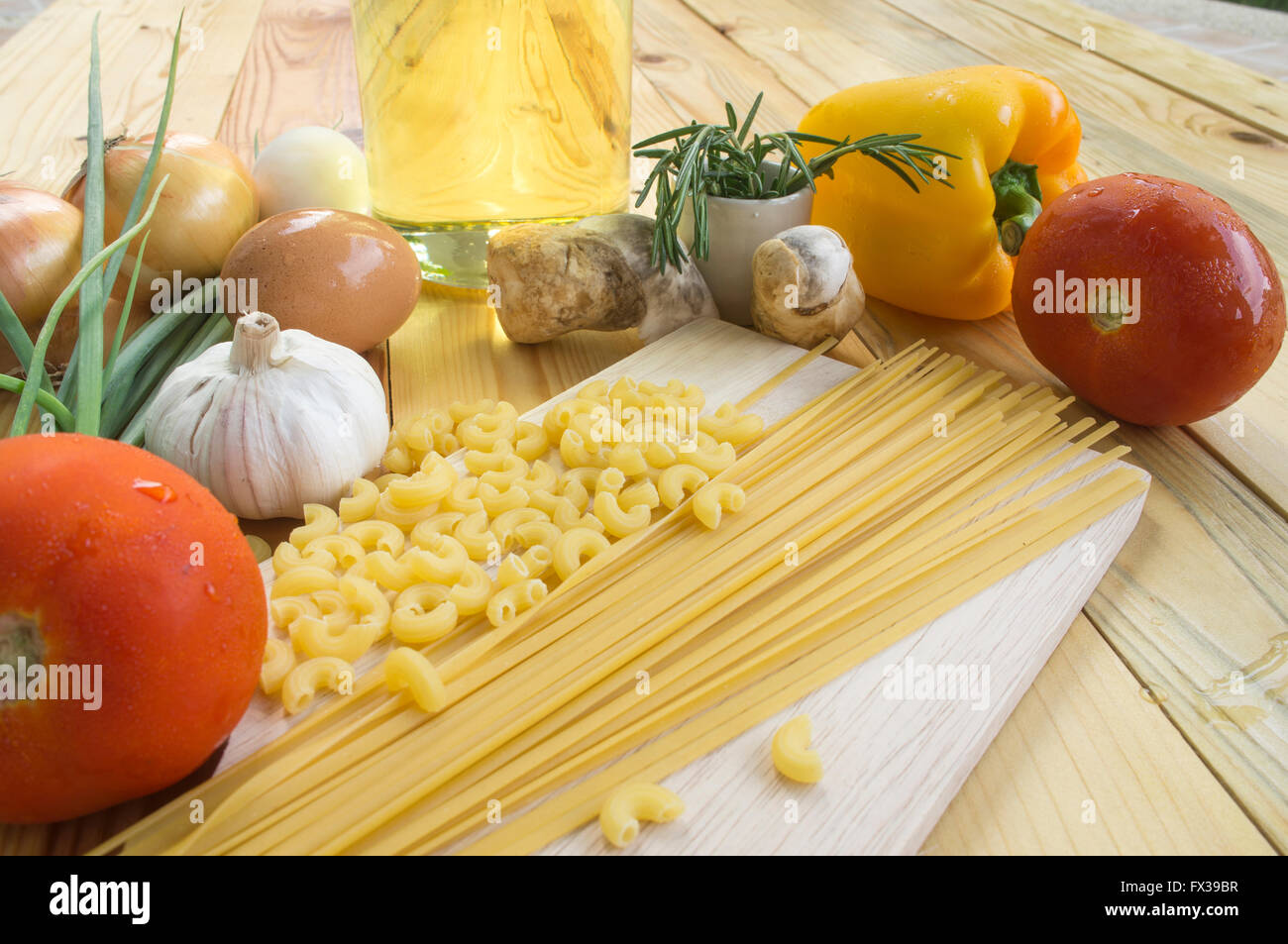 Spaghetti-Rezepte-Zutat auf Tisch Stockfoto