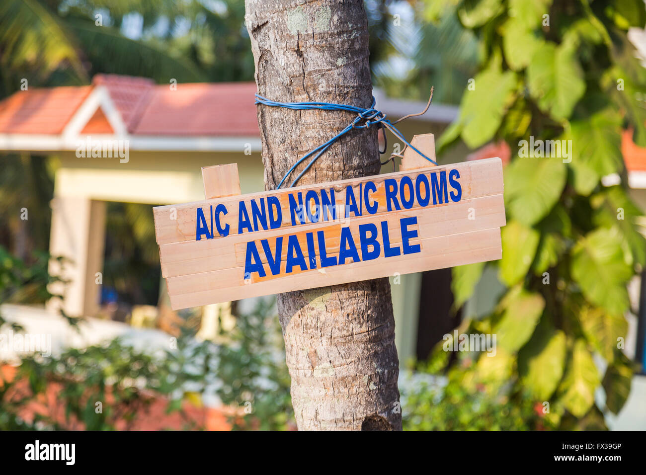 Nahaufnahme, ein Zeichen in Indien Werbung mit Klimaanlage und nicht Air-Conditioned Rooms in Indien Stockfoto