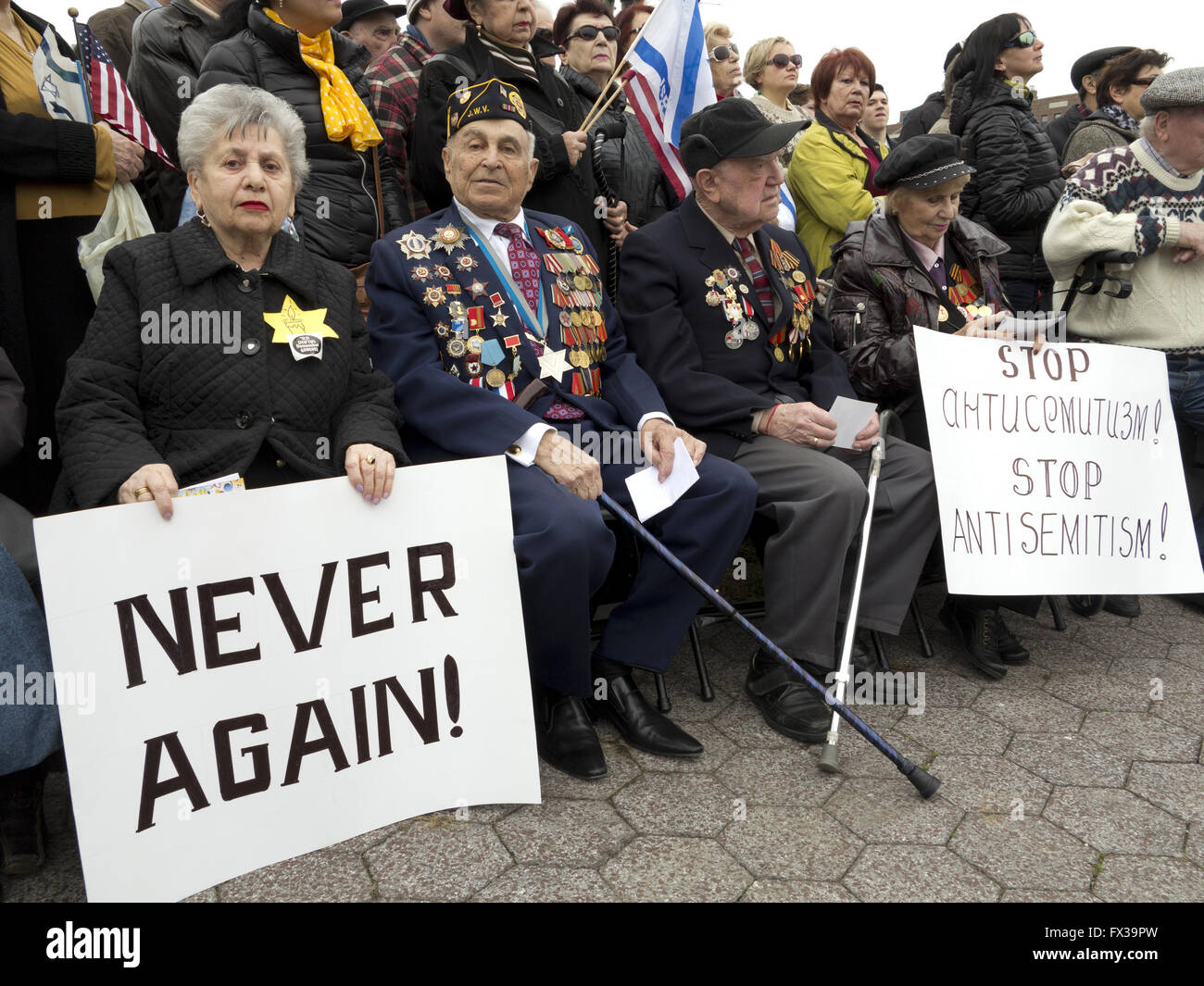 Kundgebung gegen Hass und Antisemitismus im Holocaust Memorial Park in Sheepshead Bay in Brooklyn, New York, 13. März 2016.  Mitglied Stockfoto