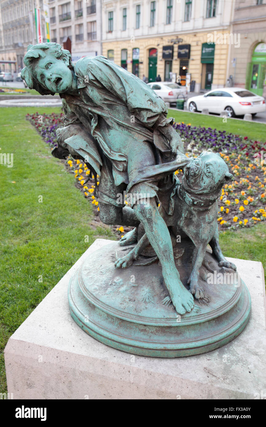 Statue von junge und Hund, Budapest, Ungarn Stockfoto