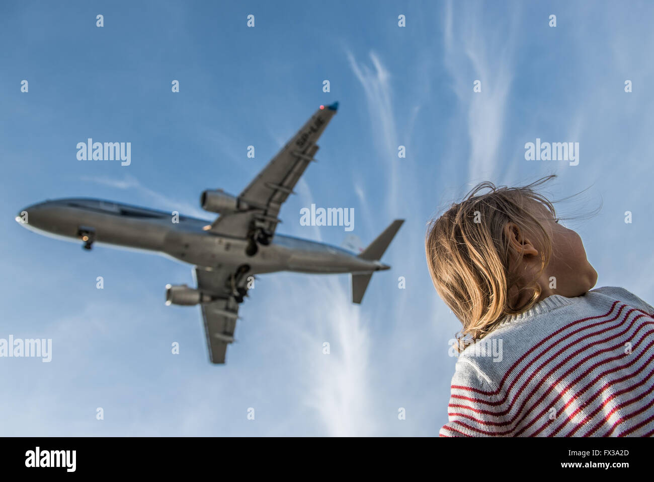 Flug über drei Jahre alten Mädchen Stockfoto
