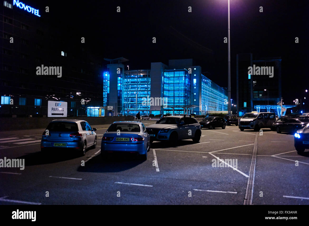 Birmingham Flughafen-Parkplatz in der Nacht Stockfoto