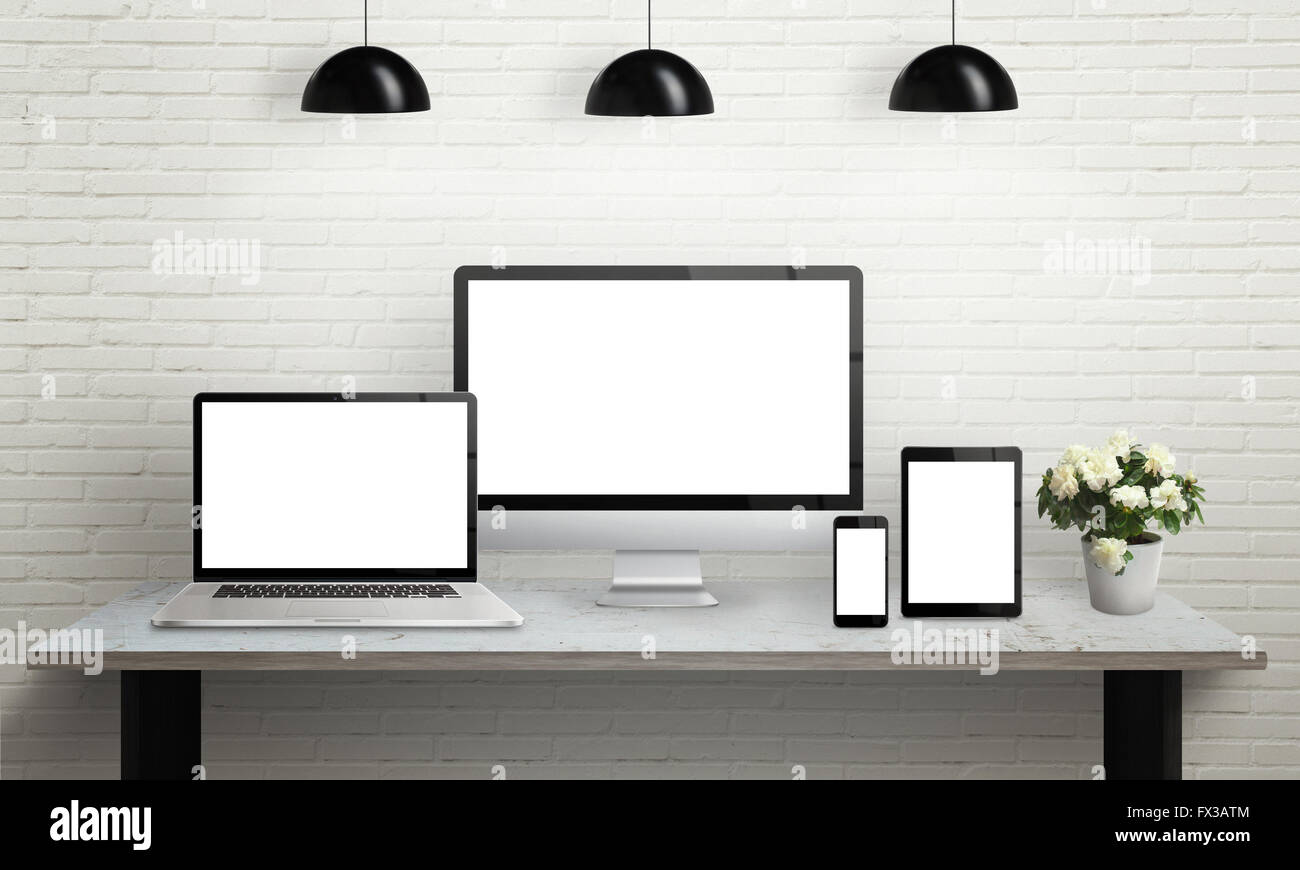 Geräte am Schreibtisch mit isolierten Bildschirm für Mock-up. Computer anzeigen, Laptop, Tablet und Smartphone auf Schreibtisch. Blumen, Lampen Stockfoto