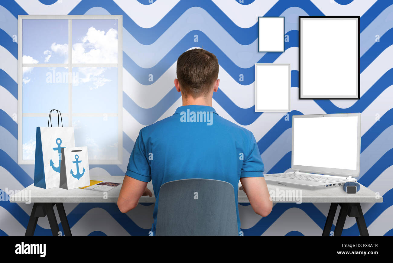 Guy in blau weiß Büro arbeiten. Laptop und Bilderrahmen für Mockup isoliert. Kreativer Szene mit Seemann anmelden Taschen, Uhren und Stockfoto