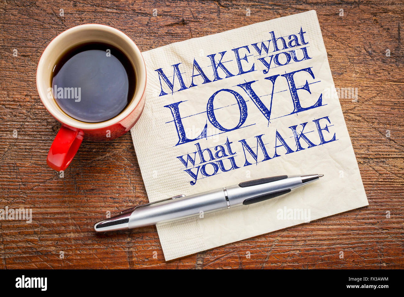 machen, was Sie lieben, lieben, was du machst - inspirierende Zusammenfassung der Wörter auf einer Serviette mit Tasse Kaffee Stockfoto