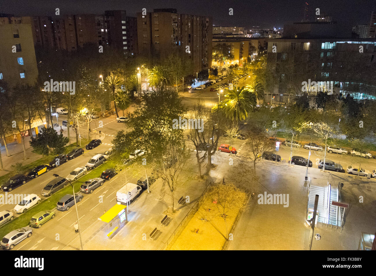Breite Boulevard der Rambla de Prim und Carrer de Llull beleuchtet in der  Nacht Barcelona, Katalonien, Spanien, Europa Stockfotografie - Alamy