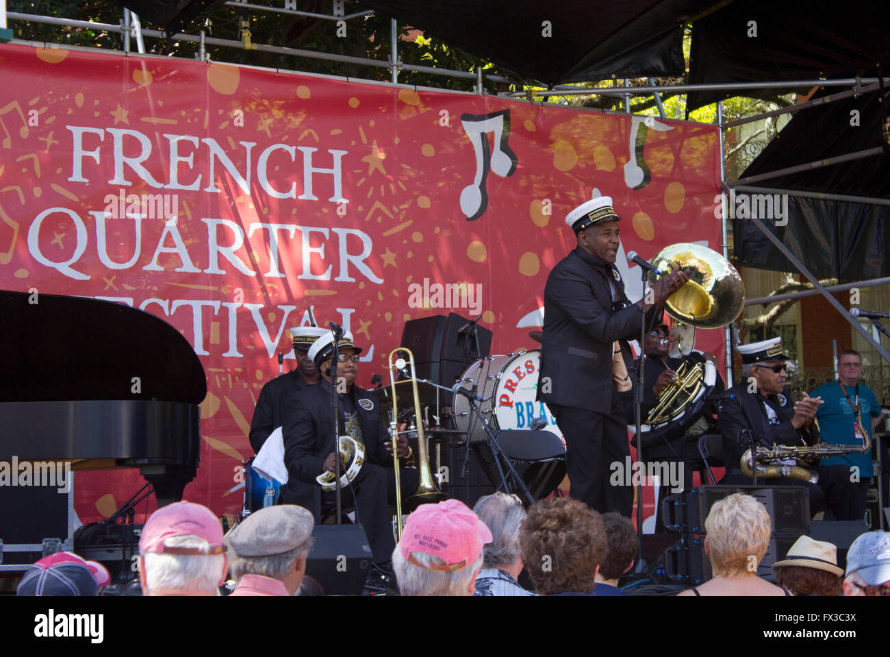 Traditionelle Blasmusik auf der Bühne auf dem French Quarter Festival in Jackson Square, New Orleans, LA, USA. Stockfoto