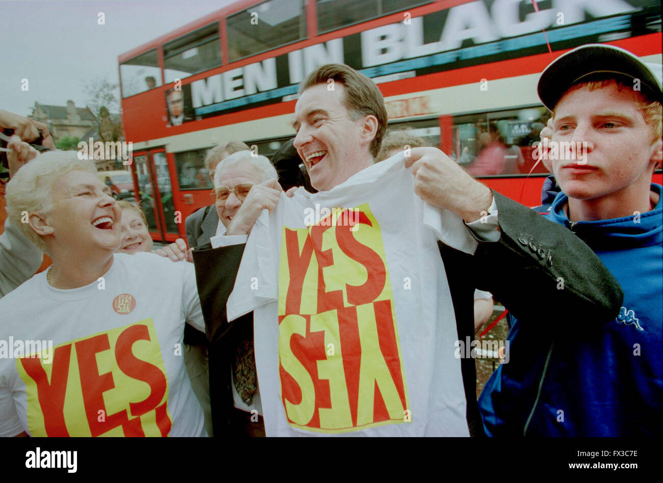 Labour-Politiker Peter Mandelson Kampagnen in Rutherglen, Glasgow im Jahr 1997 für Ja Stimmen Devolution Referendum. Stockfoto