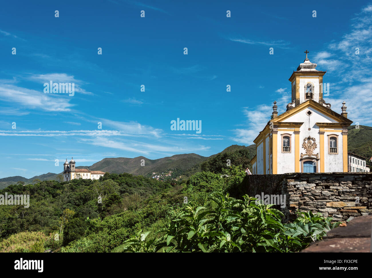 Blick von der Unesco Welt Erbe Stadt Ouro Preto mit Kirche San Francisco de Paula, Minas Gerais, Brasilien Stockfoto