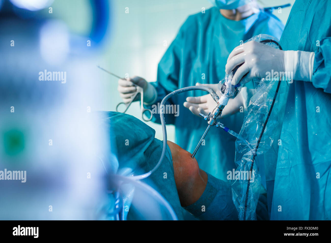 Knie-Chirurgie, orthopädische Operation - zwei Chirurgen, die Durchführung einer Knieoperation bei einem Patienten (flachen DOF; getönten Farbbild) Stockfoto