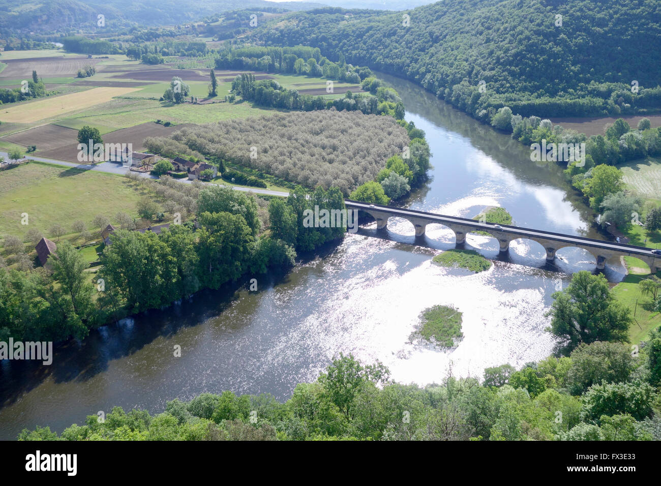 Der Fluss Dordogne und die Brücke am Castelnaud-la-Chapelle, Perigord, Frankreich Stockfoto