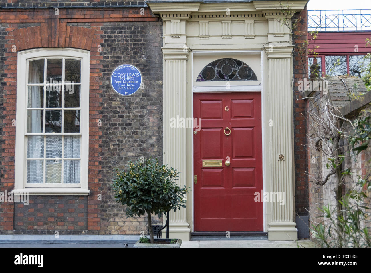 Blaue Plakette zu C. Tag Lewis außerhalb seiner ehemaligen Heimat in Greenwich UK Stockfoto