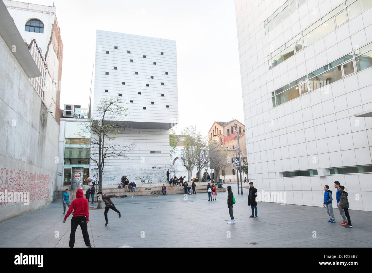 Jung, Jugend Jugendliche Fußballspielen mit MACBA, Museum für zeitgenössische Kunst, Recht, Haring Graffiti, Barcelona, Katalonien, Spanien. Stockfoto