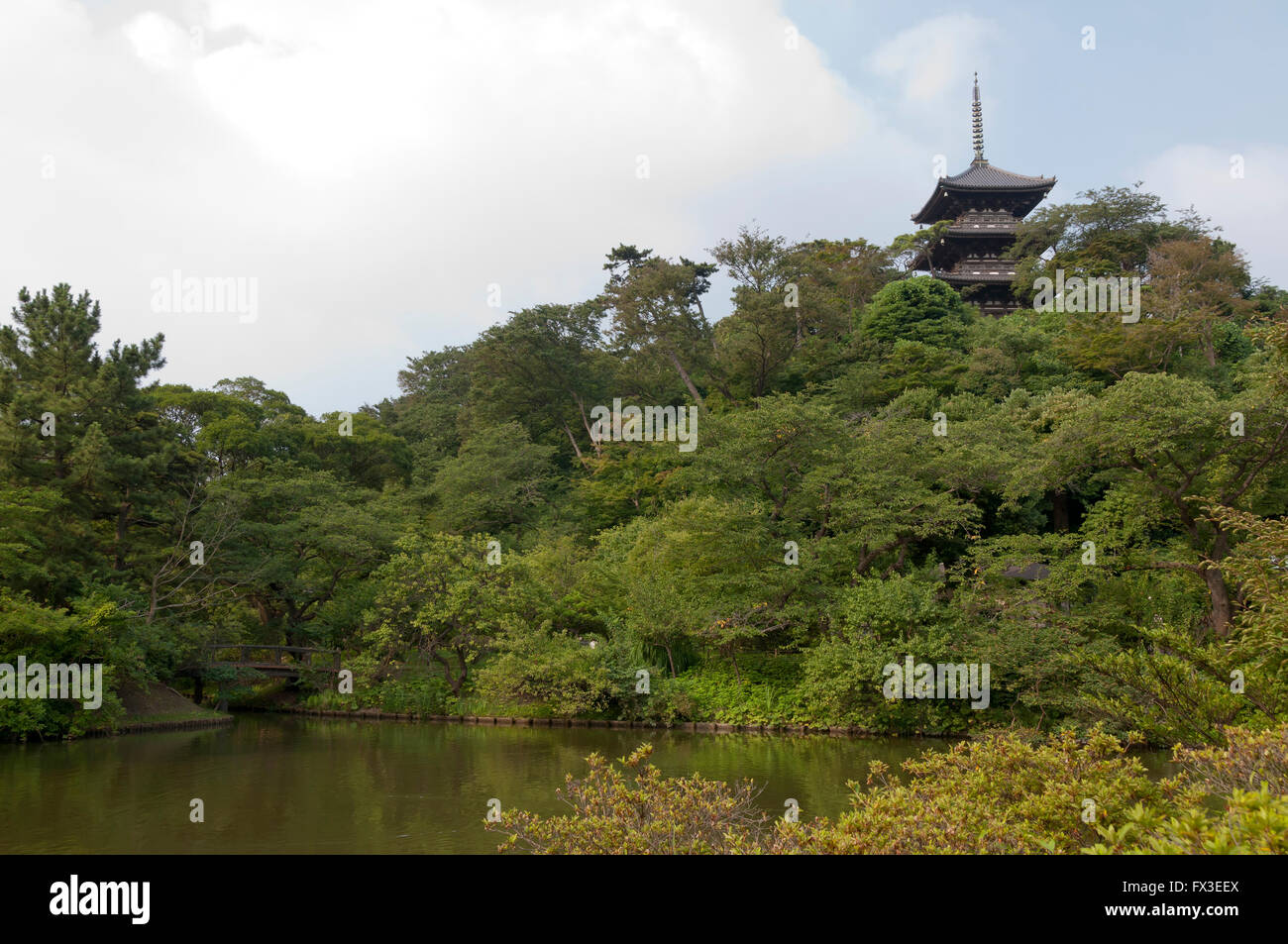 Sankei-En Main Teich mit dreistöckige Pagode im Hintergrund Stockfoto