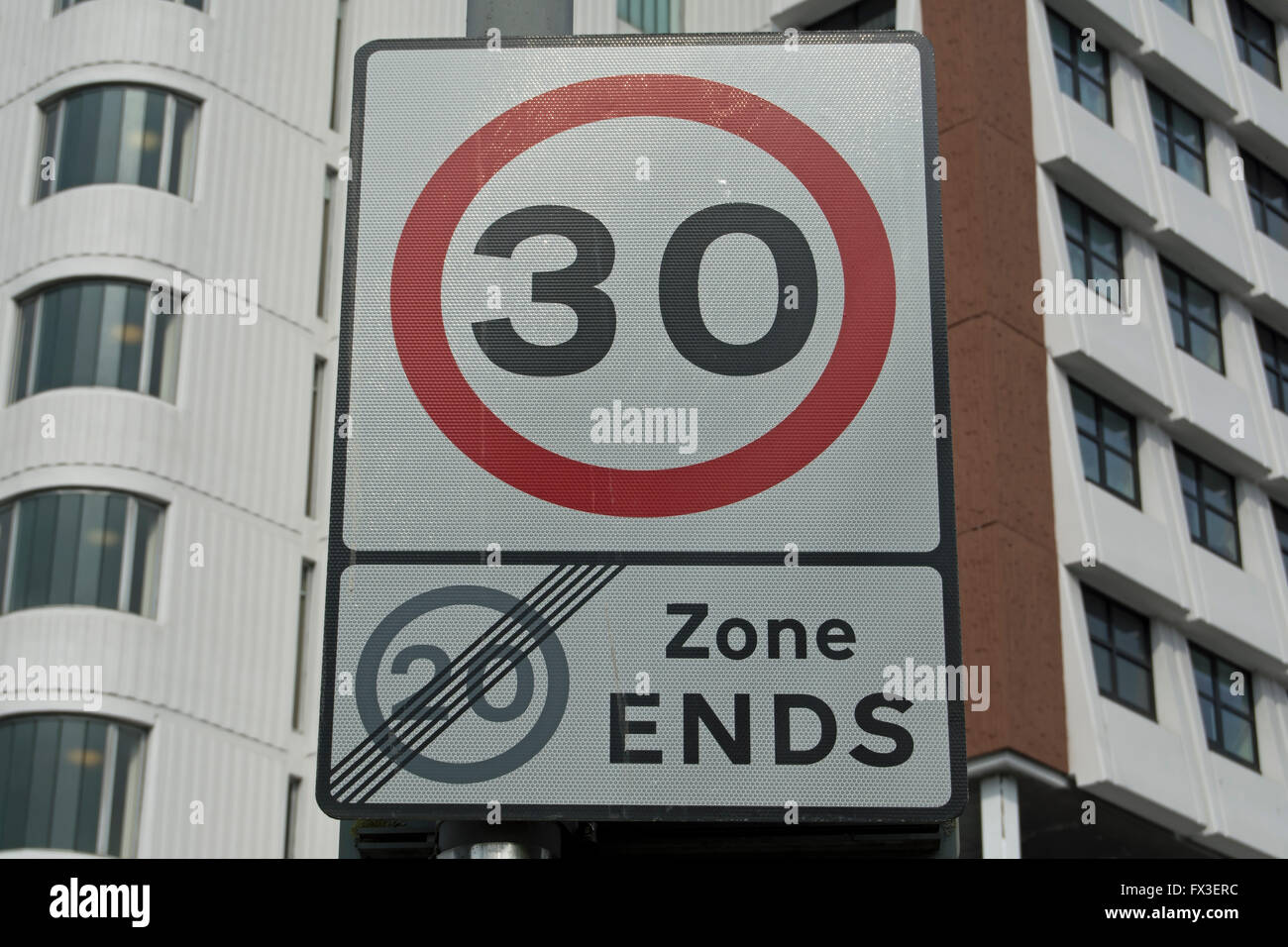 Verkehrsschild, so dass am Ende einer 20 km/h Höchstgeschwindigkeit Zone und dem Beginn einer 30 km/h Höchstgeschwindigkeit Stockfoto