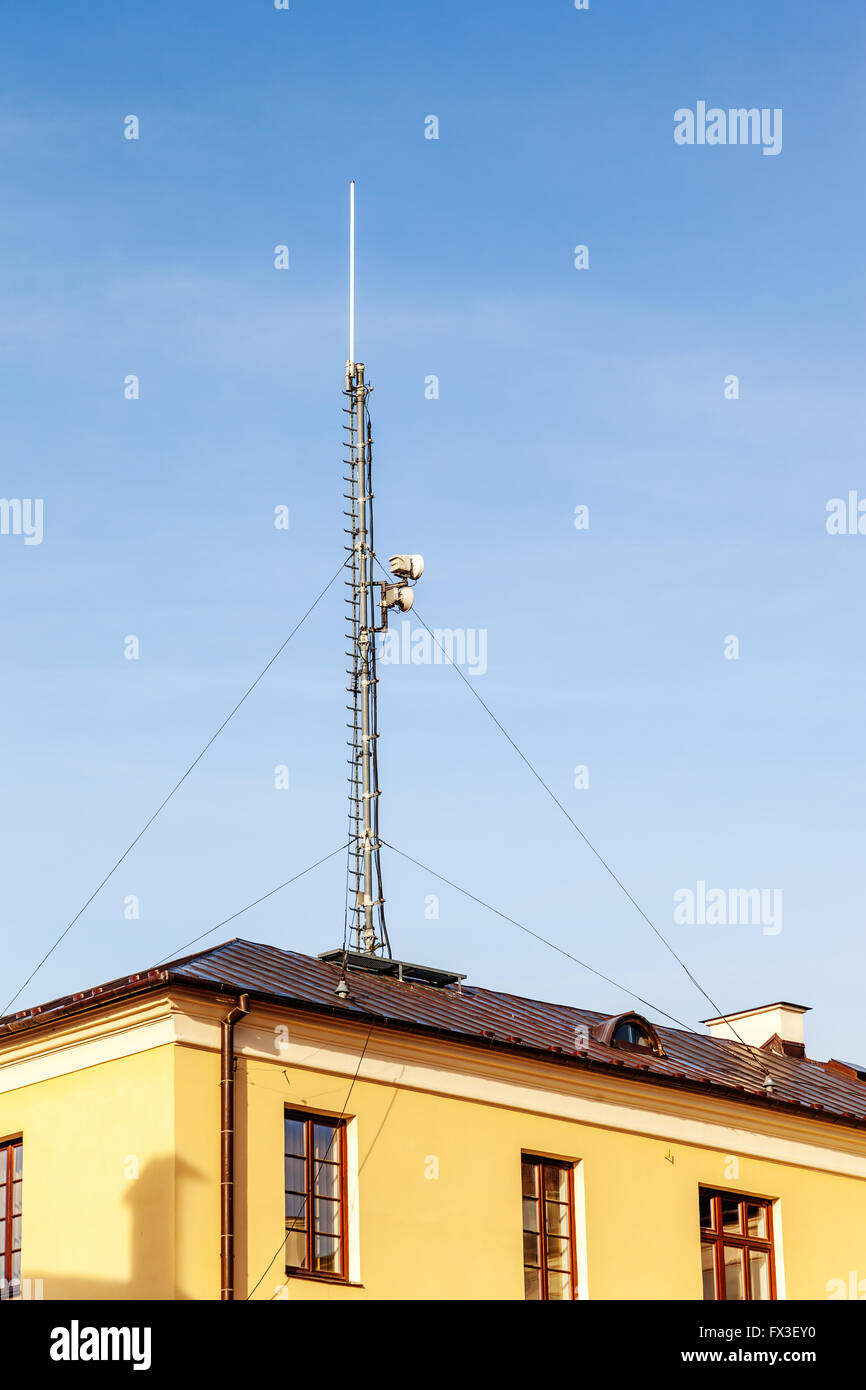 Metallpfosten mit Antenne für Funkverbindungen. Stockfoto