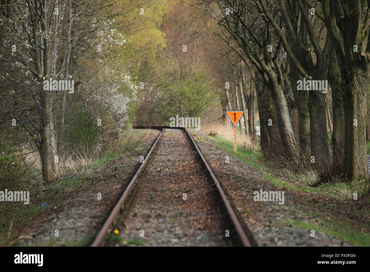 Gleis mit orange Nummer eins zu unterzeichnen, engen Sichtfeld. Stockfoto