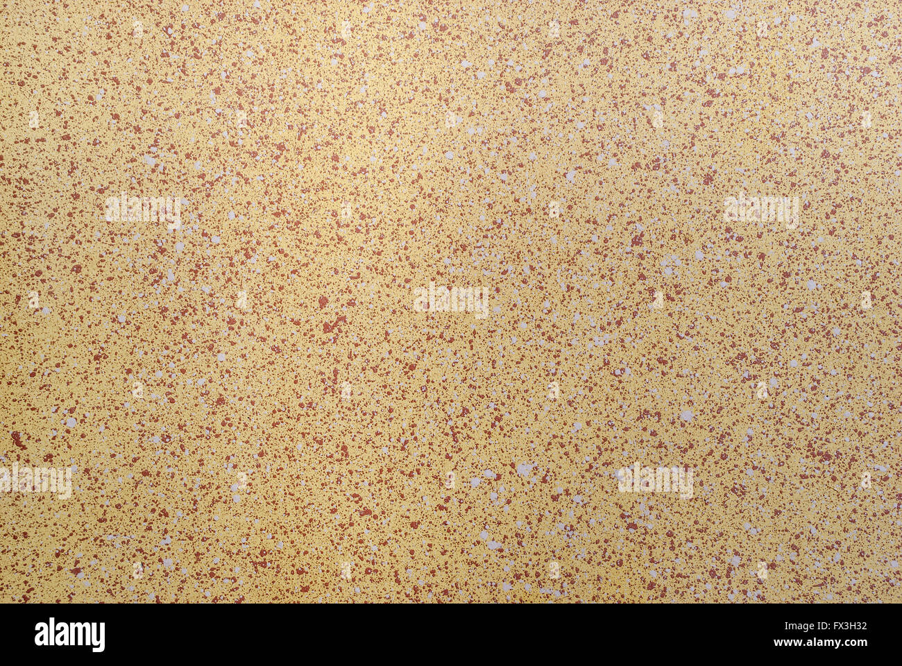 Abstrakte farbige Hintergrund der Spots von braunen und weißen Farbe auf gelb verputzten Wand. Stockfoto