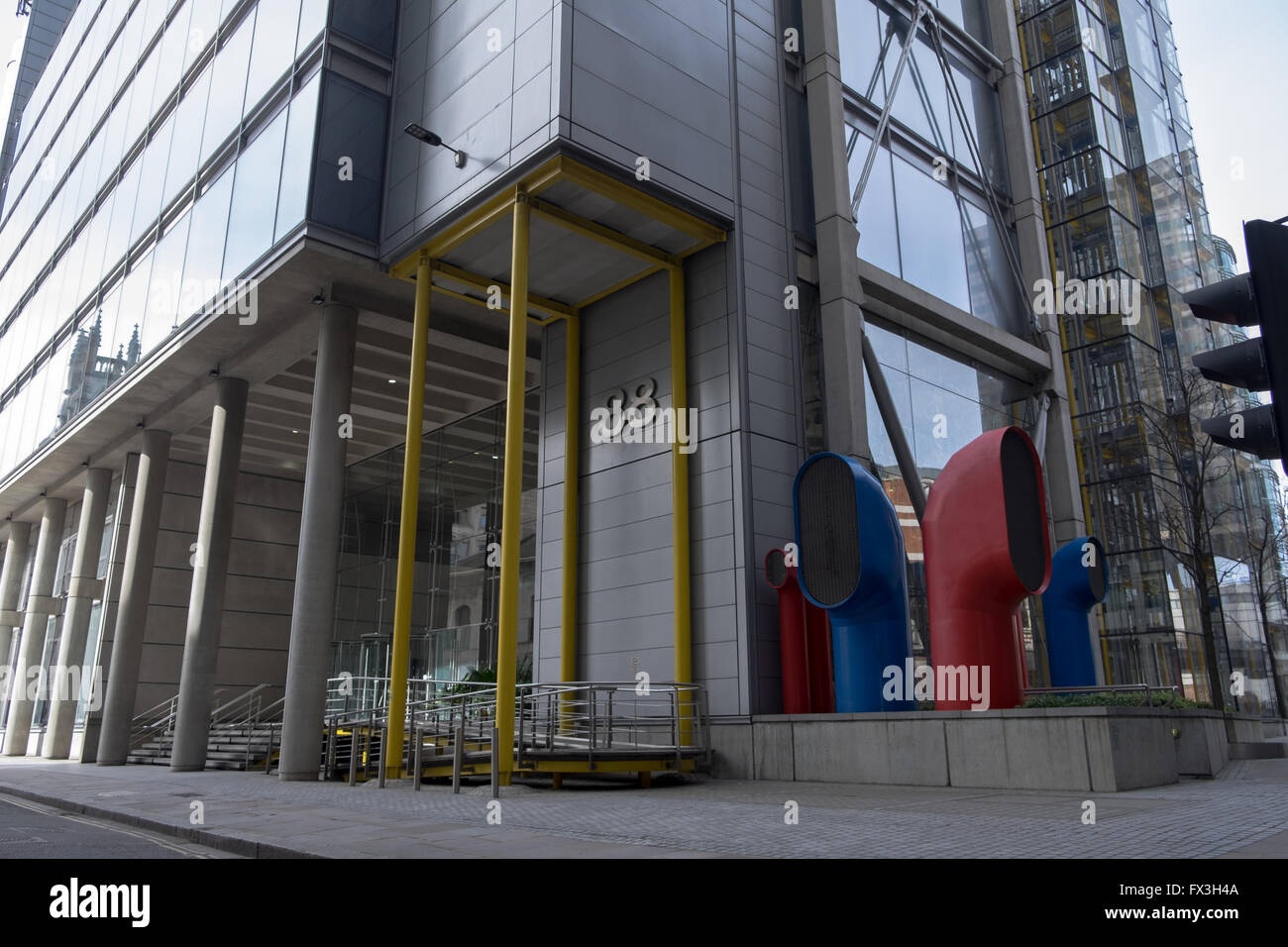 Heizung und Dienstprogramm Infrastruktur außerhalb der Gebäude London UK Stockfoto