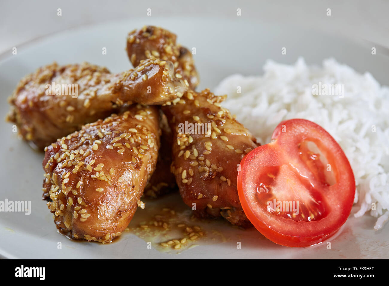 Hähnchen-Drumsticks mit Sesam-Samen-Sauce und Reis, asiatische Rezept ... Hähnchen-Drumsticks mit Sesam-Samen-Sauce und Reis, asiatische Rezept ...