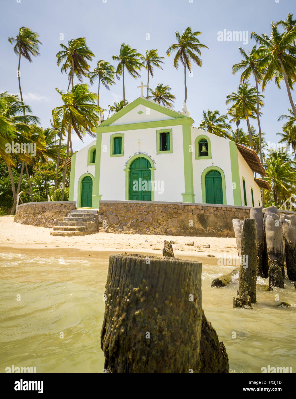 Brasilien-Carneiro Strand Kokosnuss Sand Wasser Sonne klar Stockfoto