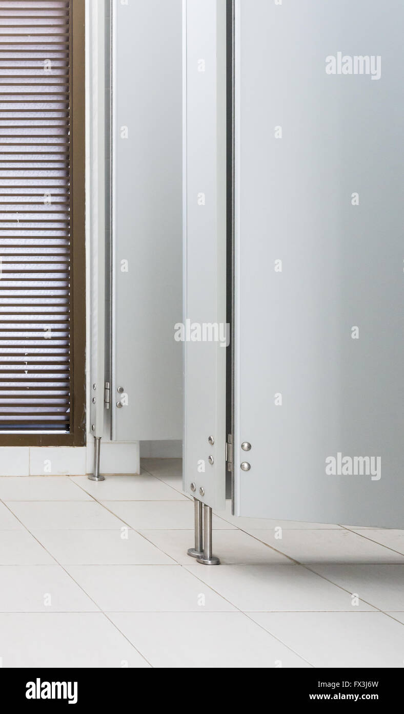 Weiße moderne Tür in der öffentlichen Toilette Büroraum. Stockfoto