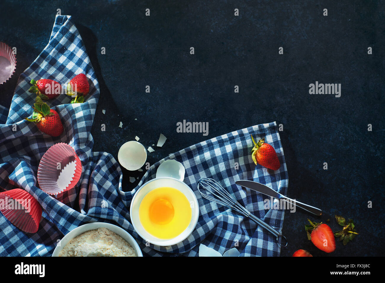 Backen, Zutaten und Erdbeere auf Marmor Hintergrund Stockfoto