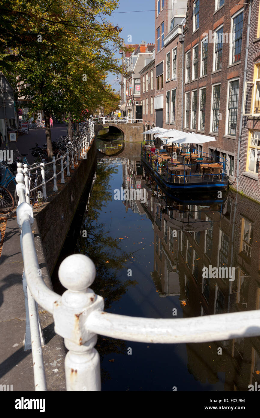 Kanal im Sommer in Delft, Holland Stockfoto