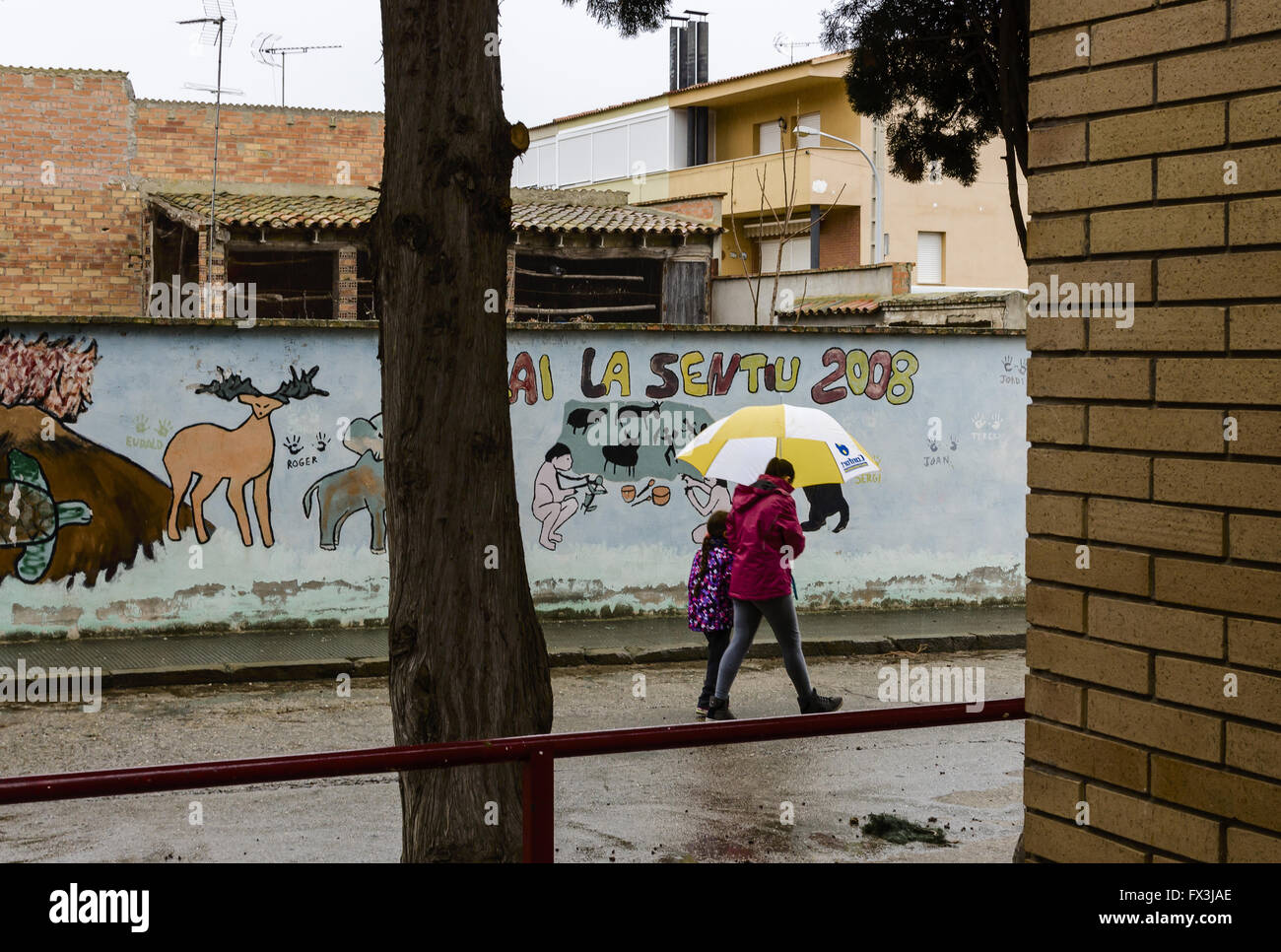 Einen gelben Regenschirm Blick in Sentiu de Sió, Lleida Provinz, Katalonien, Spanien Stockfoto