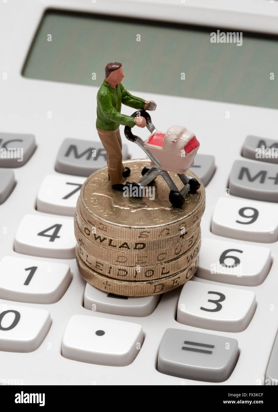 Einem einzigen männlichen Miniatur Figur Elternteil mit einem Kinderwagen stehen auf Pfund-Münzen und einen Taschenrechner Stockfoto