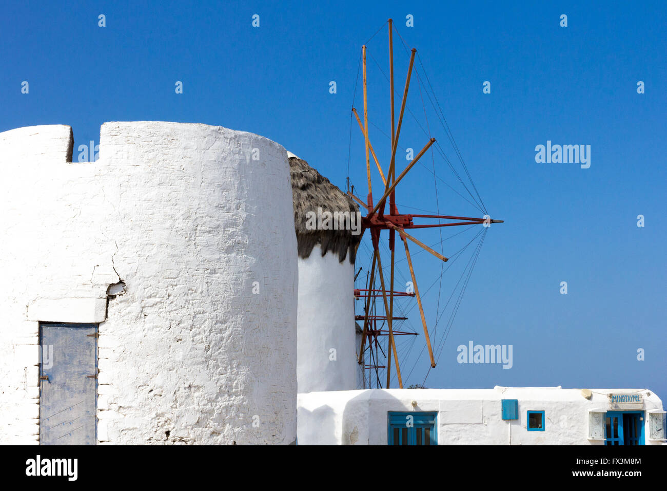 Windmühlen in Mykonos, Griechenland gegen ein strahlend blauer Himmel Stockfoto