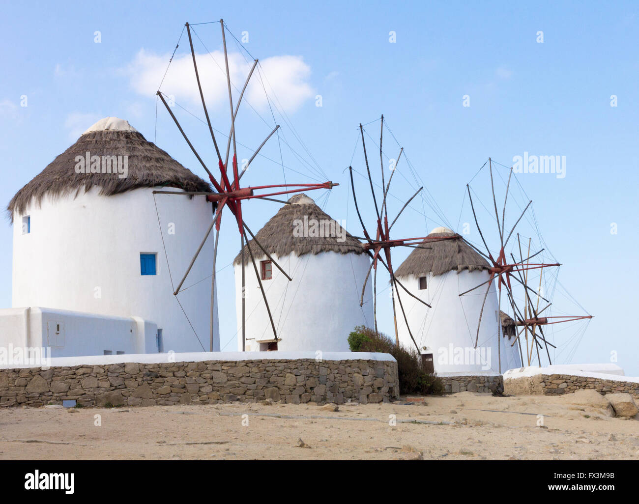 Windmühlen von Mykonos gegen ein strahlend blauer Himmel Stockfoto