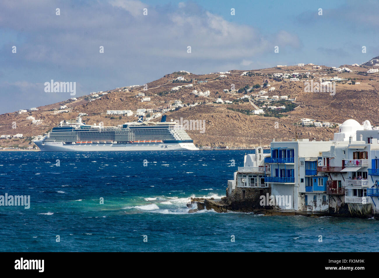 Die Kreuzfahrt überspringen Celebrity Equinox in Mykonos, Griechenland günstig. Stockfoto