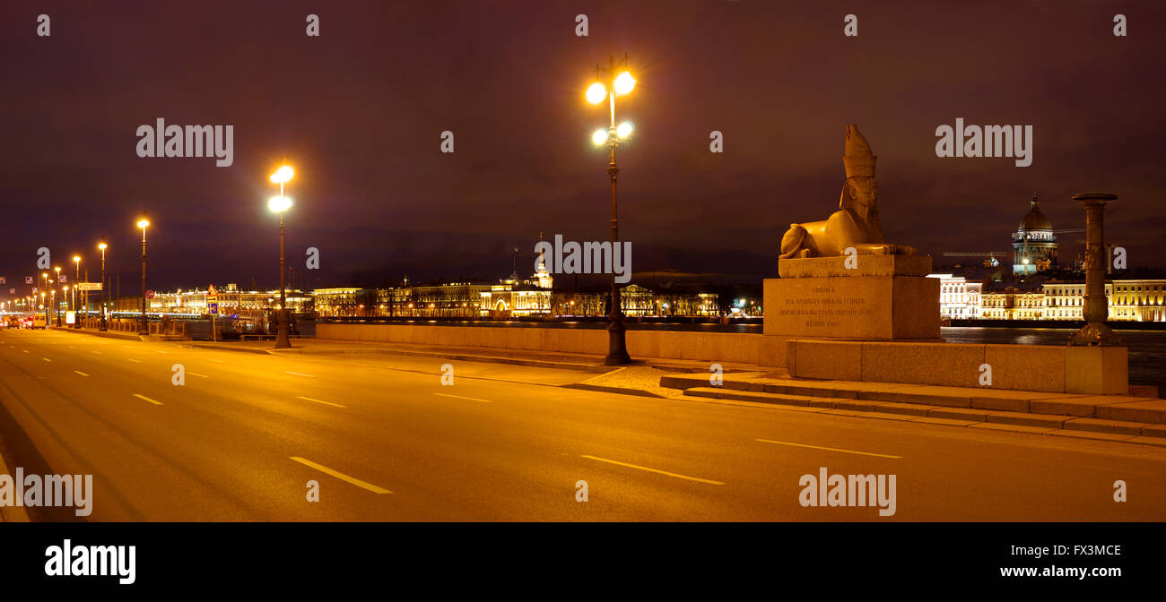 St. Petersburg. University Embankment. Sphinx. Beleuchtung am Abend. Stockfoto