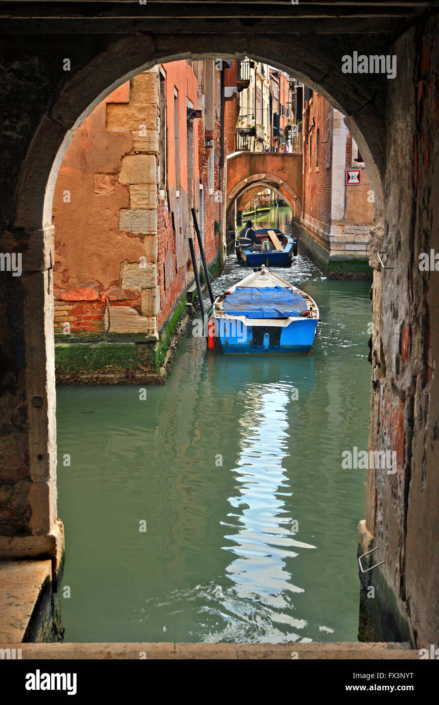 Kanal und Arcade im Sestiere ("Bezirk") di Santa Croce, Venedig, Veneto, Italien Stockfoto