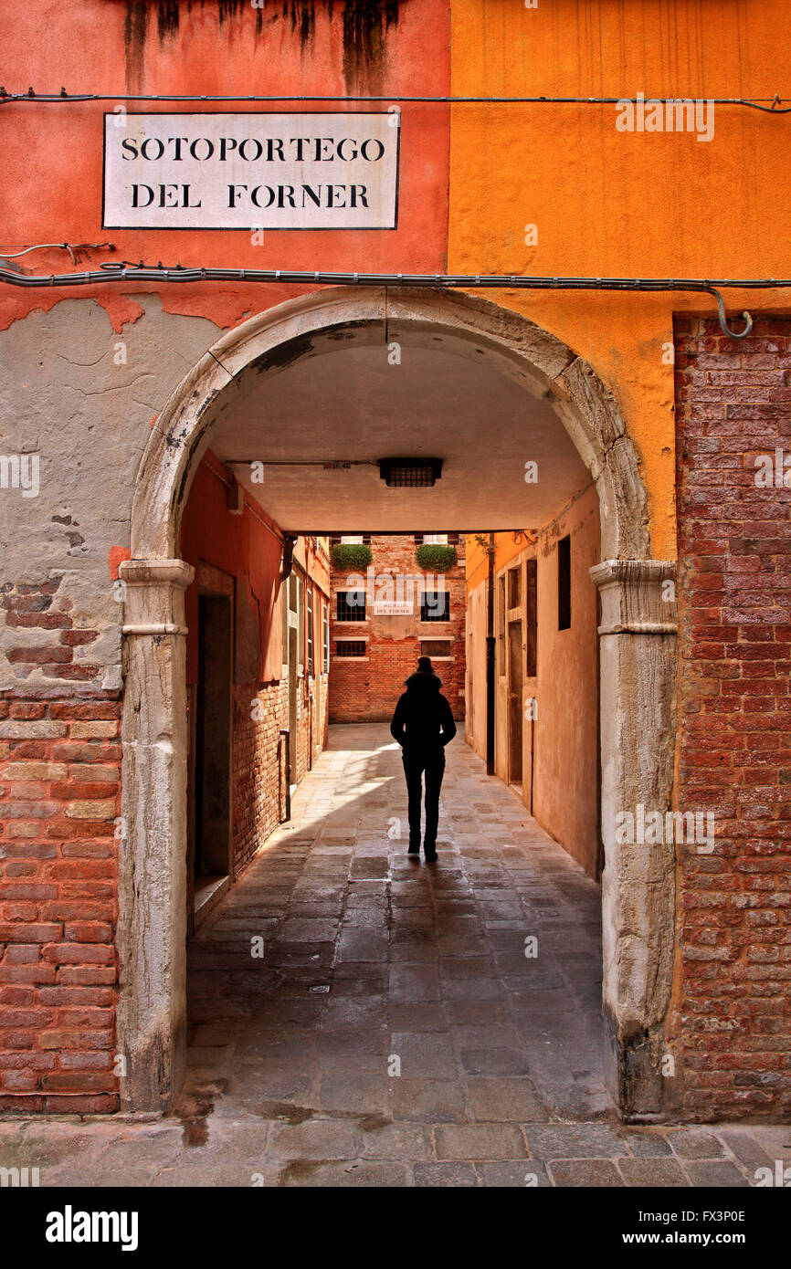 Arcade ("Sotoportego") an ("Bezirk") Sestiere di San Polo, Venedig, Veneto, Italien Stockfoto