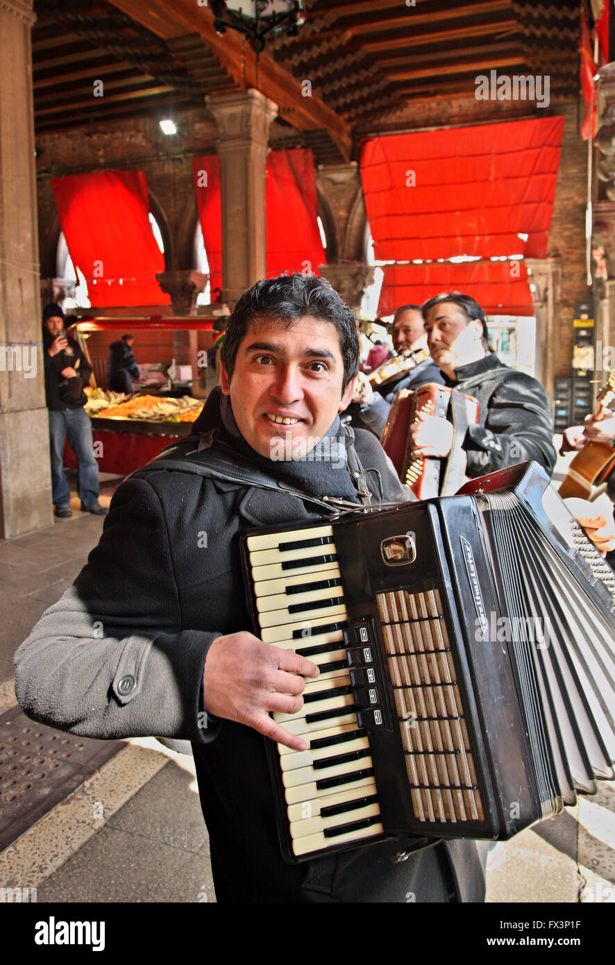 Straßenmusiker in Mercato di Rialto, der traditionelle Markt in der Nähe der berühmten Brücke, Sestiere di San Polo, Venedig, Italien. Stockfoto