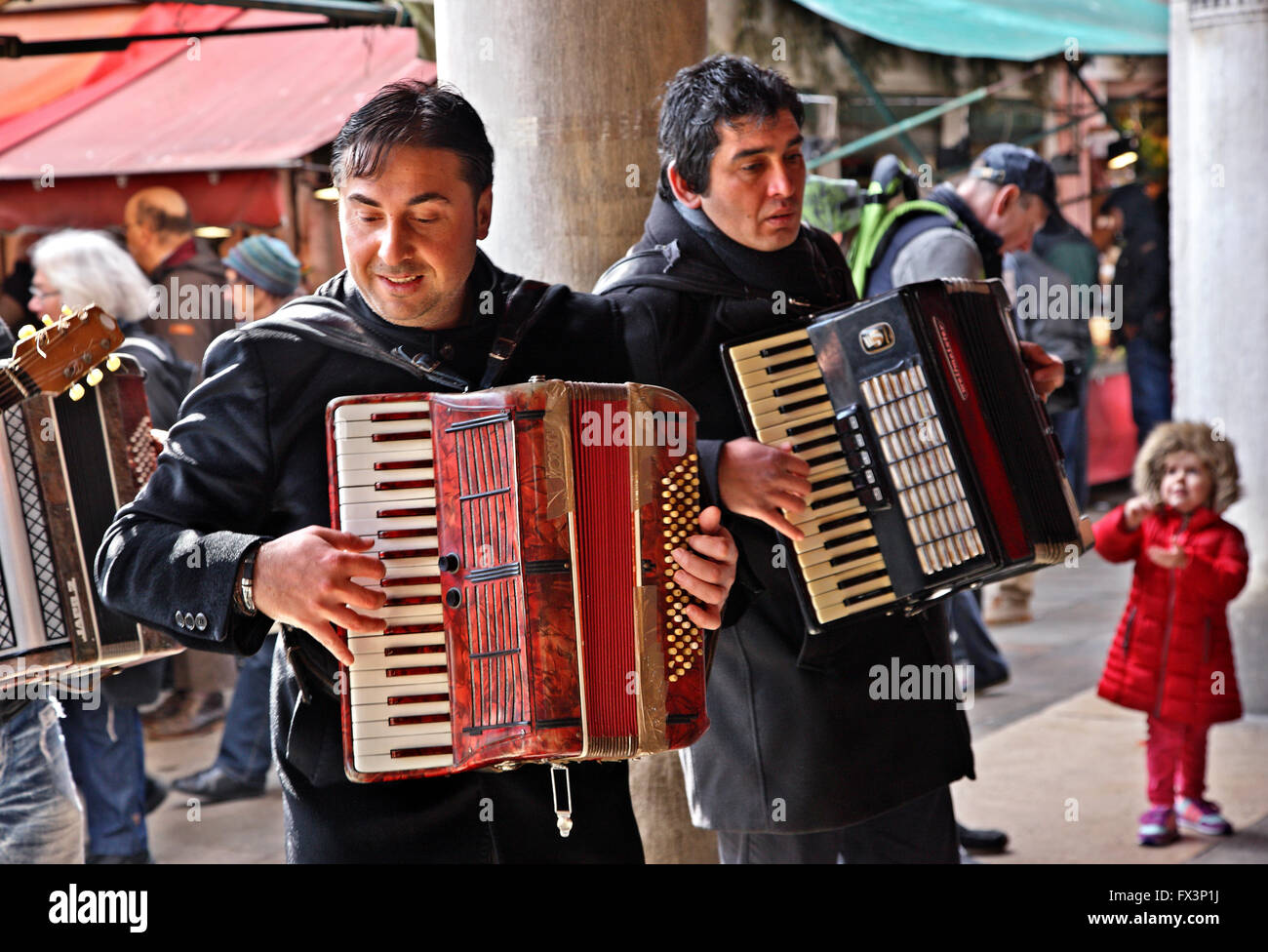 Straßenmusikanten in Mercato di Rialto, der traditionelle Markt in der Nähe der berühmten Brücke, Sestiere di San Polo, Venedig, Italien. Stockfoto