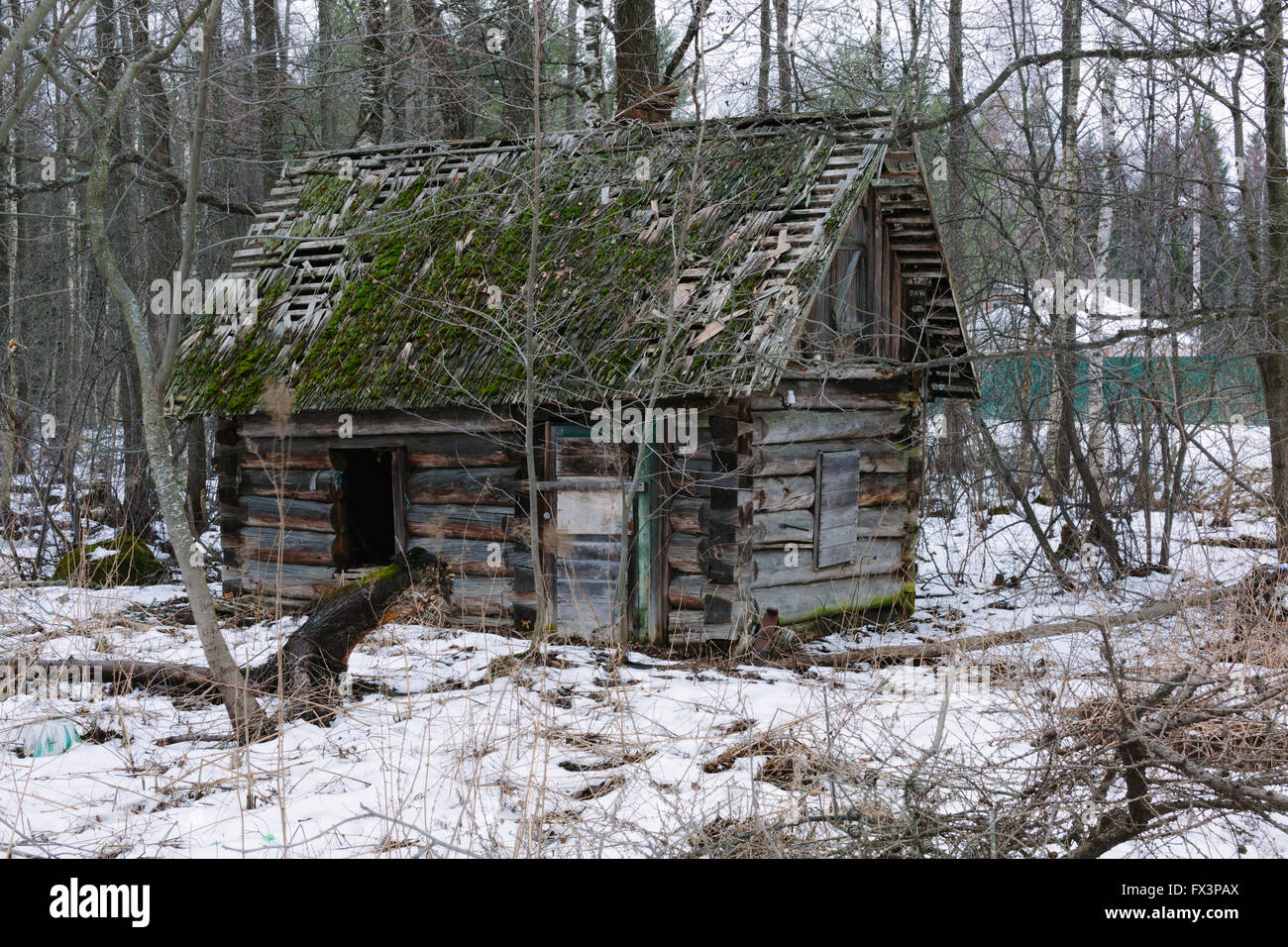 Alte kleine verlassenen und verfallenen Landhaus in Russland. Stockfoto