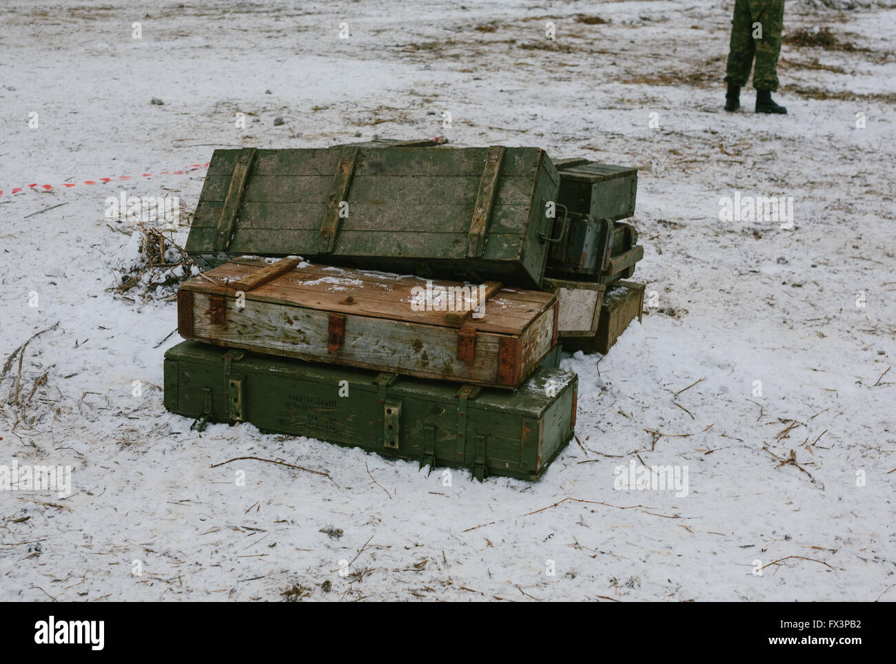 Alten Holzkisten auf Schnee. Stockfoto