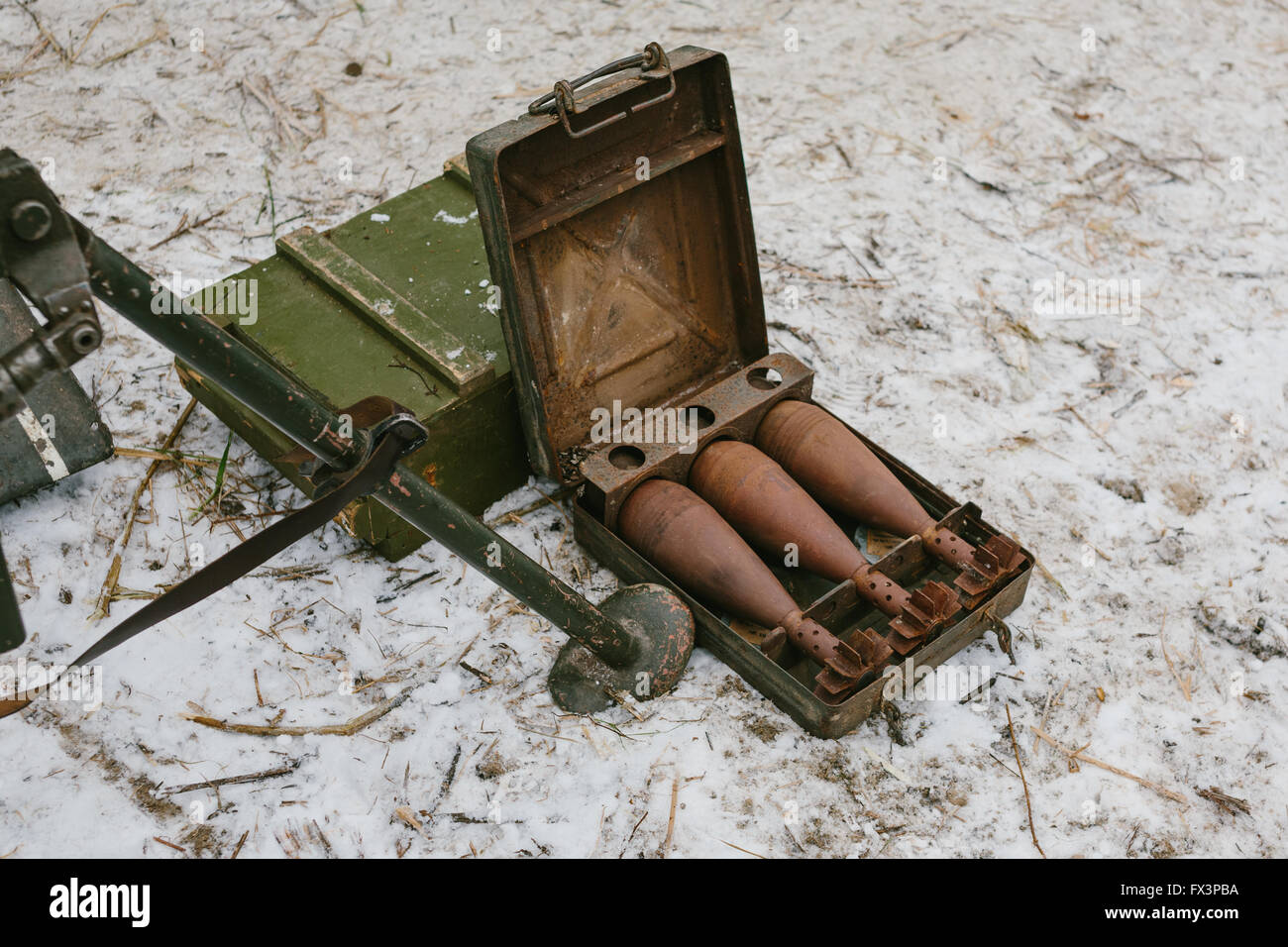 Alten Bomben in einem Metall kleinen Koffer. Stockfoto