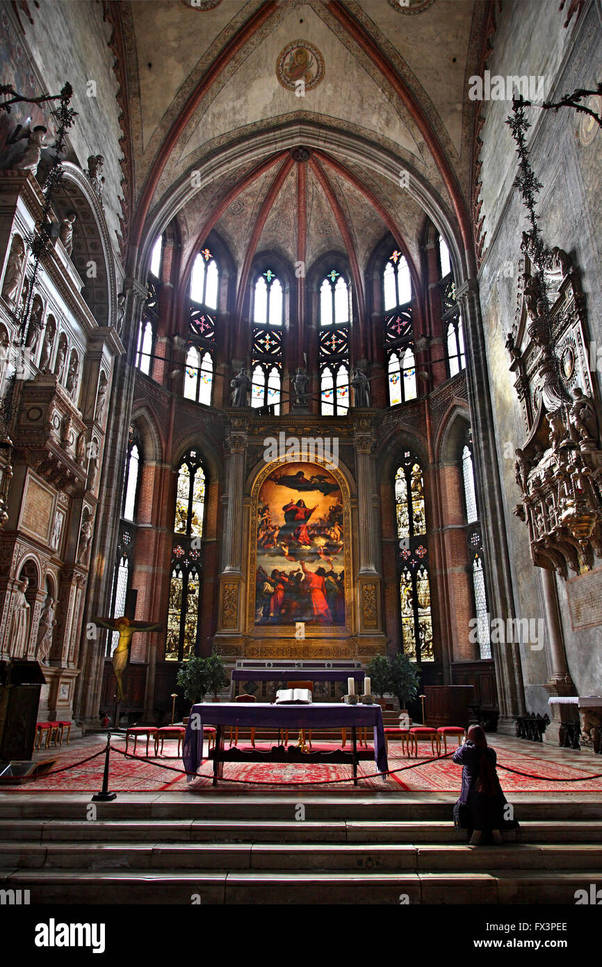 Frau beten in der Chiesa di Santa Maria Gloriosa dei Frari (bekannt als "I Frari") im Sestiere di San Polo, Venedig, Italien. Stockfoto