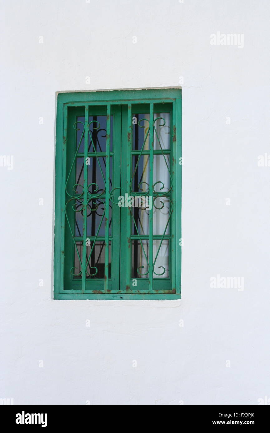 Grüne Multi getäfelten Fenster mit Gittern, die auf einer spanischen Straße, Lanzarote Spanien geschlossenes Konzept, Schützen, geschützten Konzept Stockfoto