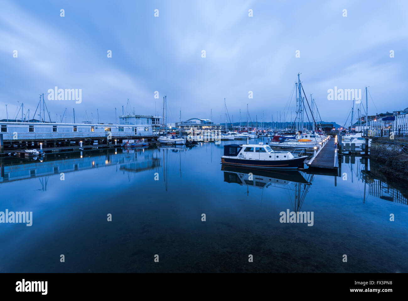 Marina mit Segelbooten in der Dämmerung in Plymouth UK. Stadt beliebte Uferpromenade. Stockfoto