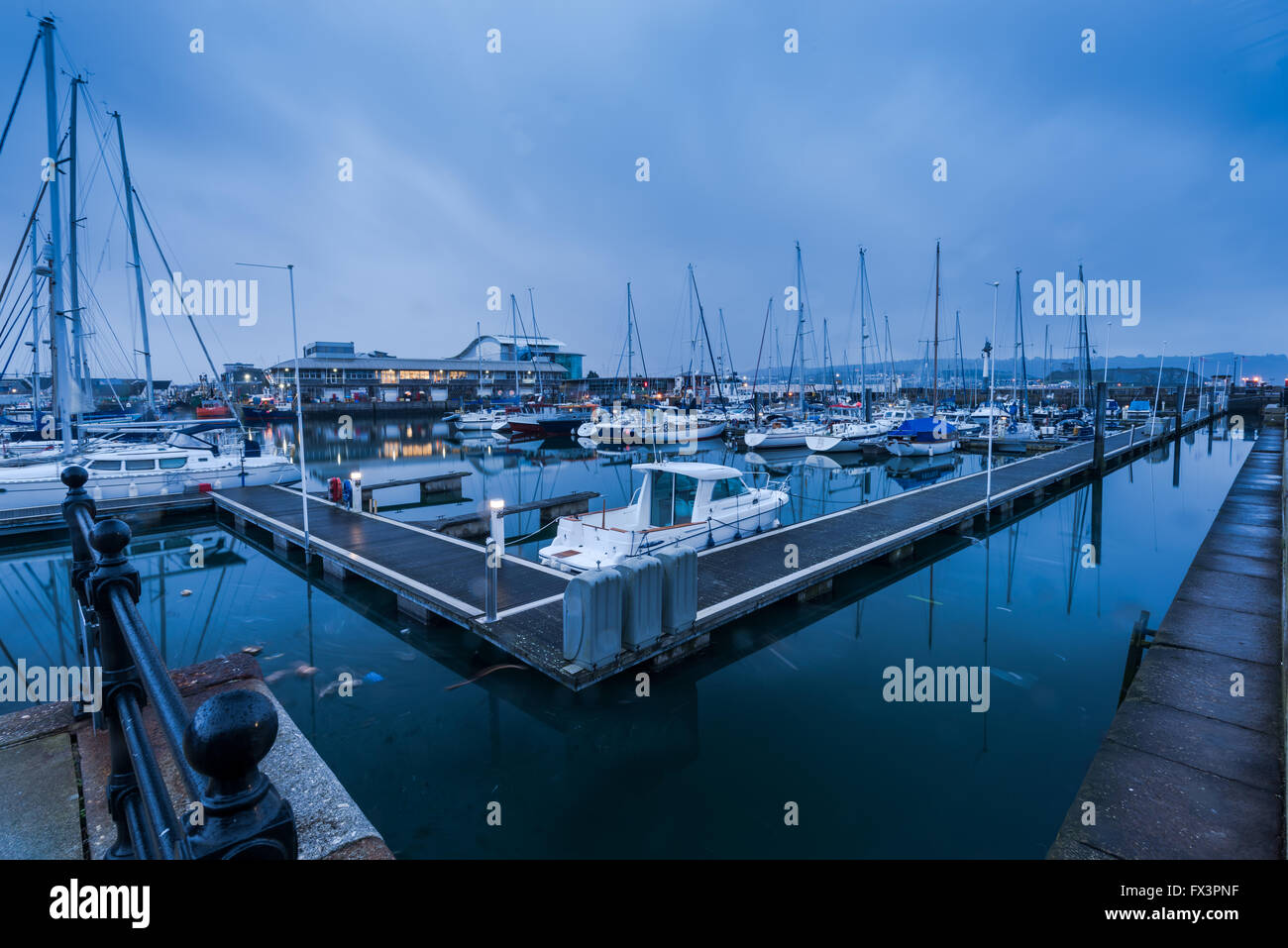 Marina mit Segelbooten in der Dämmerung in Plymouth UK. Stadt beliebte Uferpromenade. Stockfoto