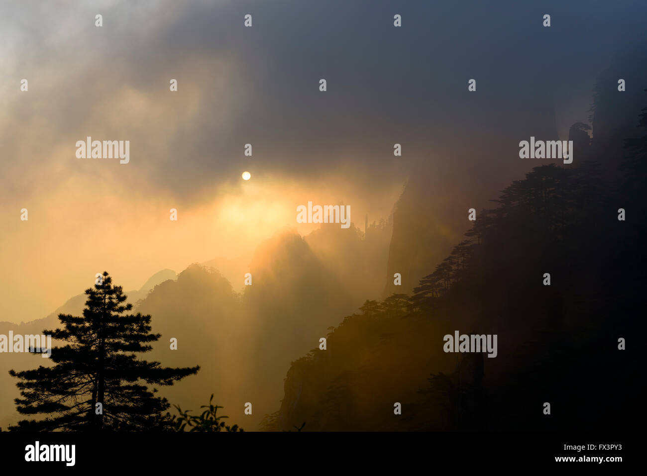 Yellow Mountain Sunrise. Sonnenaufgang über den chinesischen Berge von Huangshan Stockfoto