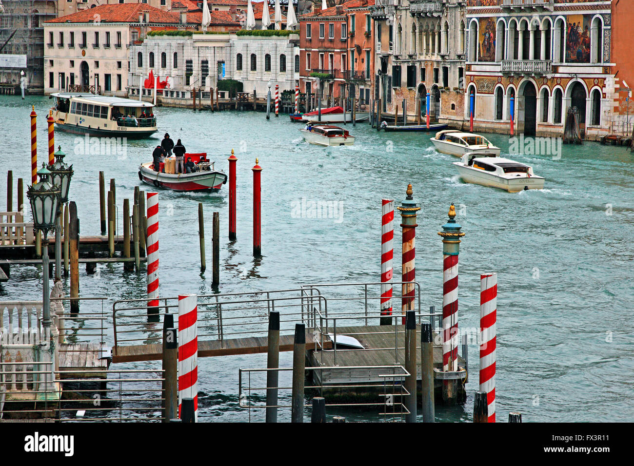 "Verkehr" in den Canal Grande, Venedig, Veneto, Italien. Stockfoto