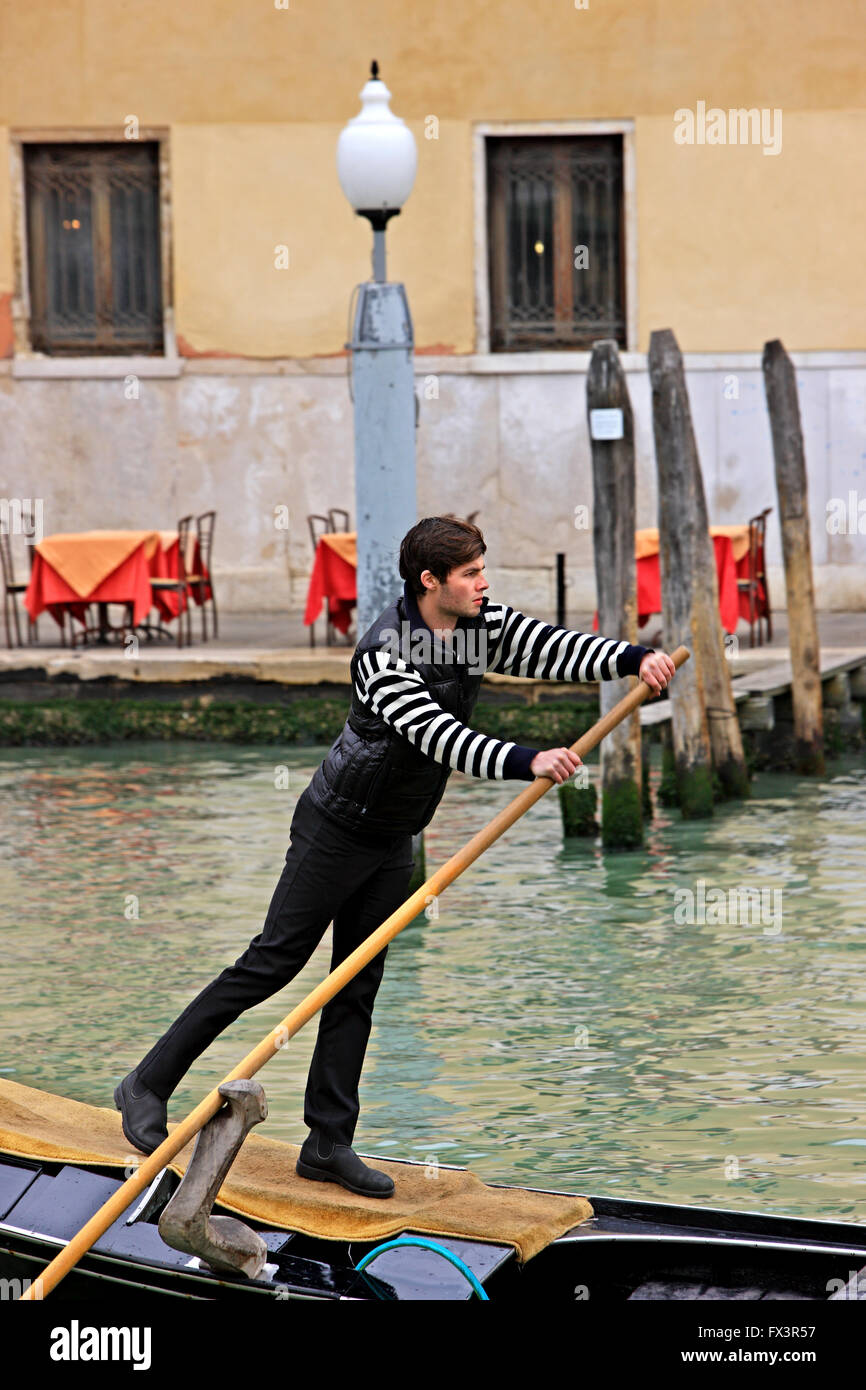 Gondoliere in den Canal Grande, Venedig, Veneto, Italien. Stockfoto